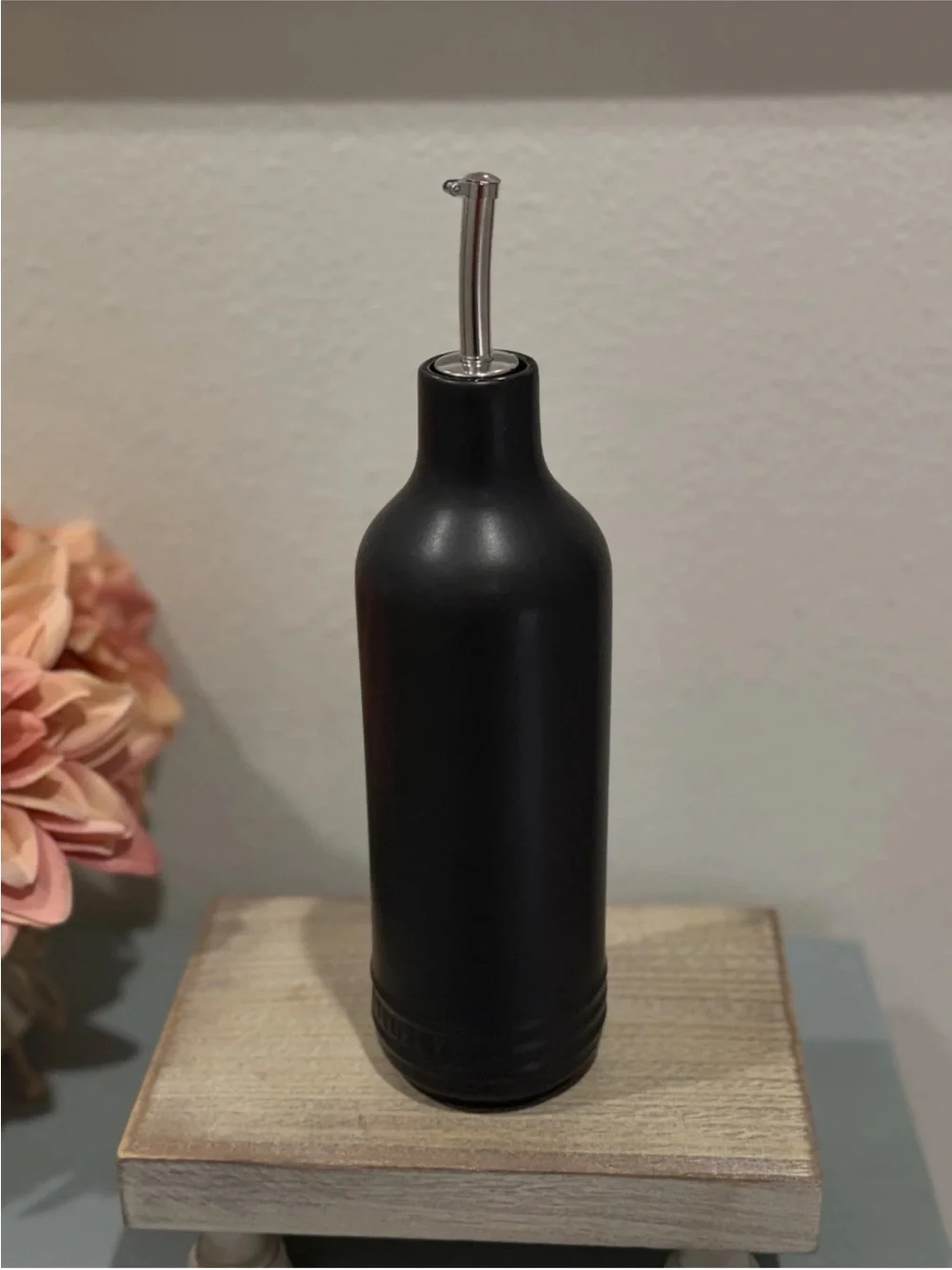 Le Creuset Stoneware Signature Oil Cruet 600ml / 20oz ~ Matte Black, New
